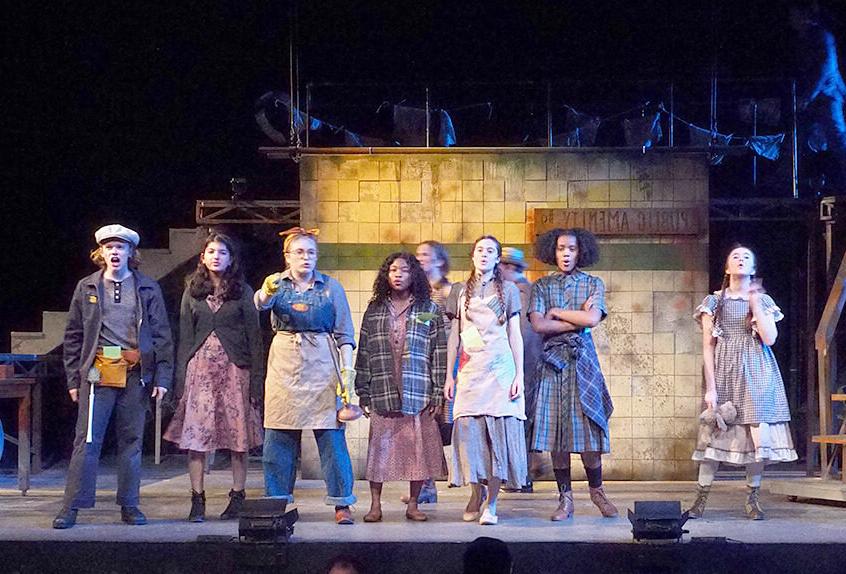 Cast on stage during 上学校 musical Urinetown