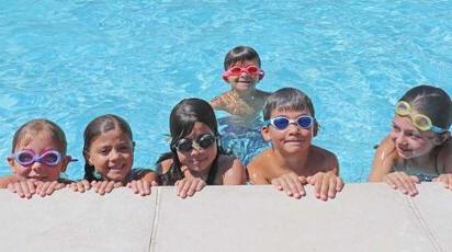 Kids smiling in the pool at Poly 夏天 camp